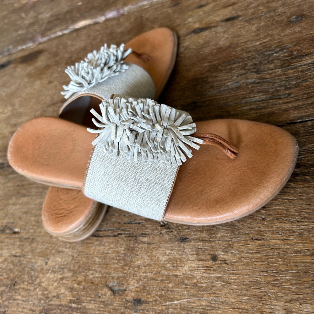 Andre Assous featherweight flip flops  size 6